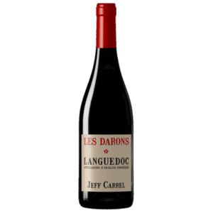 Bouteille de vin rouge Les Darons Languedoc Jeff Carrel. Étiquette beige avec texte rouge et noir, capsule rouge vif.