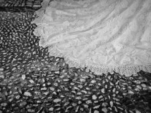 02-voile-en-dentelle-sur-sol-gravier-la-dolce-vita-organisation-mariage-occitanie
