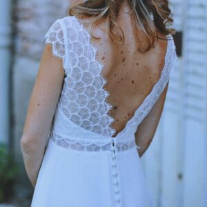 03-beau-dos-nu-robe-de-mariee-dentelle-boheme-la-dolce-vita-organisation-mariage-occitanie