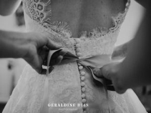 07-robe-de-mariee-neud-dentelle-et-bouton-la-dolce-vita-organisatrice-mariahe-occitanie