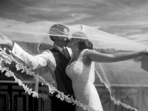 08-bisou-des-maries-sous-voile-en-dentelle-la-dolce-vita-wedding-planner