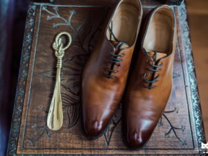 09-chaussures-du-marie-marron-la-dolce-vita-organisation-mariage-toulouse