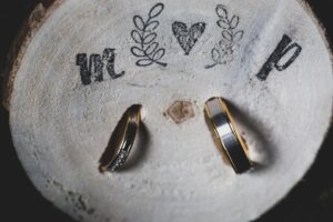 alliances-sur-rondin-de-bois-la-dolce-vita-organisation-de-mariages-toulouse