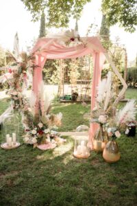 arche-hexagonale-mariage-en-exterieur