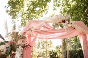 arche-mariage-voilage-rose-et-fleurs-sechees
