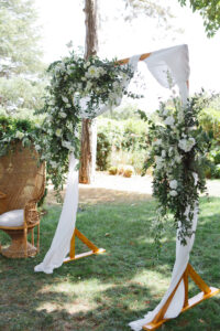 arche-rectangle-drape-blanc-et-fleurs-vertes-et-blanches