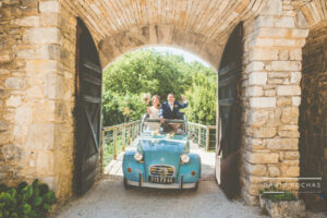 arrivee-couple-en-2cv-mariage-organisatrice-la-dolce-vita-chateau-de-rousillon-mariage-lot
