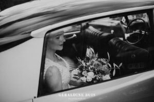 arrivee-mariee-en-voiture-ancienne