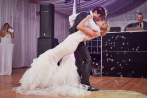 baiser-des-maries-pour-l-ouverture-de-bal-la-dolce-vita-organisation-de-mariages-toulouse