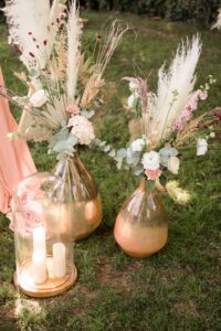 bouquets-et-bougies-pour-ceremonie-en-exterieur