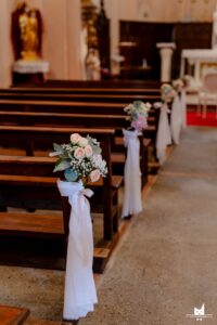 bouquets-sur-les-bancs-de-l-eglise