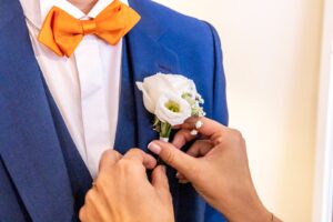 boutonniere-fleurie-sur-costume-1-1