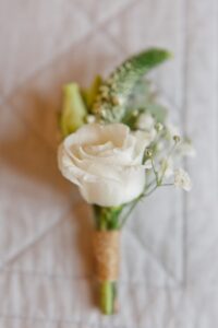 boutonniere-marie-sobre-et-naturelle