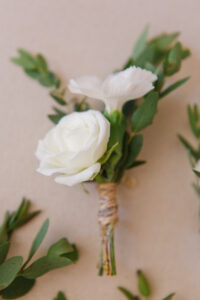 boutonniere-tres-simple-blanc-vert-et-cordelette