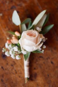 boutonniere-verdure-et-petite-rose