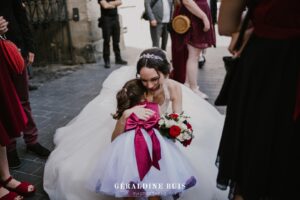 calin-d-une-petite-fille-avec-mariee