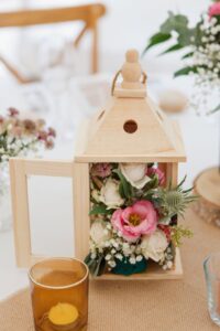 centre-de-table-lanterne-blanche-et-fleurs-organisation-mariage-la-dolce-vita
