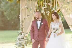 ceremonie-de-mariage-sous-une-arche-fleurie