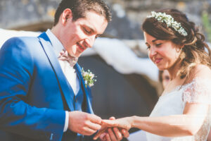 ceremonie-echange-alliances-mariage-organisatrice-la-dolce-vita-chateau-de-rousillon-mariage-lot