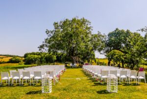 ceremonie-laiqe-vue-d-ensemble-avec-gros-arbre