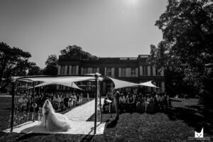 ceremonie-laique-maries-face-aux-invites-mariage-domaine-montjoie-toulouse-wedding-planner-toulouse-la-dolce-vita