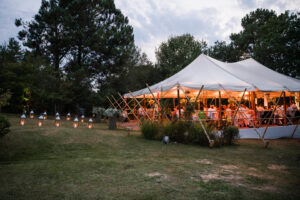 chapiteau-dans-le-jardin-des-maries