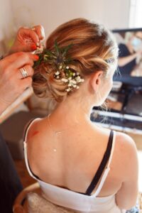 chignon-fleuri-la-dolce-vita-organisation-mariages-toulouse
