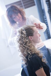 coiffure-cheveux-boucles-attaches-la-dolce-vita-organisation-mariages-toulouse