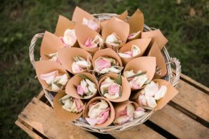 cornet-kraft-petales-et-feuilles-a-jeter-en-sortie-de-ceremonie