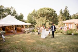 cortege-a-pied-le-jour-du-mariage
