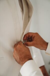 costume-du-marie-blanc-la-dolce-vita-organisation-mariage-toulouse-1