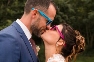 couple-heureux-lunettes-fluos
