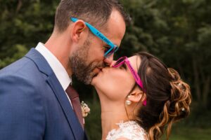 couple-heureux-lunettes-fluos_1