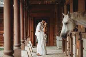 couple-maries-avec-un-cheval