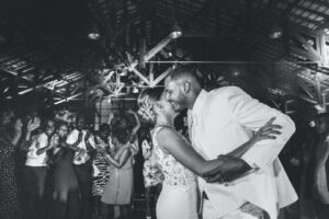 danse-des-maries-avec-leurs-invites-autour