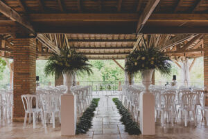 deco-ceremonie-en-exterieur-vase-medicis-wedding-planner-la-dolce-vita-chateau-de-loubejac-a-montauban