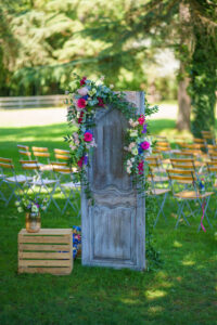 deco-ceremonie-exterieur-portes-fleuries