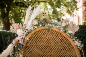 deco-feuillage-et-fleurs-sechees-fauteuil-en-osier-ceremonie