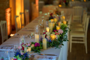 deco-fleurs-et-bougies-table-d-honneur