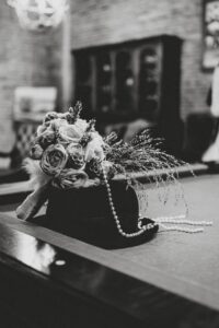 deco-retro-chapeau-perles-et-plumes-la-dolce-vita-organisation-mariage-toulouse