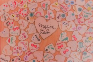 deco-tableau-coeurs-en-bois-la-dolce-vita-organisation-mariage-auch