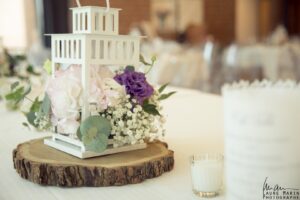 decoraction-de-table-lanterne-fleurie-violet-et-blan-occitanie-la-dolce-vita-mariages