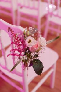 decoration-fleurs-sur-chaises
