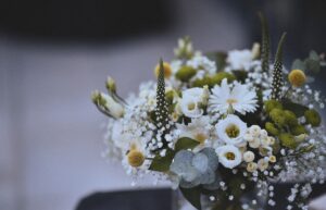 detail-bouquet-naturel-jaune-blanc-la-dolce-vita-organisation-mariage-toulouse