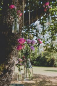 detail-decoration-arbre-port-de-fleurs-suspendus-la-dolce-vita-organisatrice-de-mariage