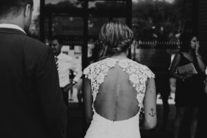 dos-nu-dentlle-et-tatouage-la-dolce-vita-organisation-mariage-toulouse-1