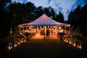 eclairage-sous-chapiteau-mariage-bambouctou-1-1