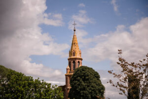 mariage Montauban Toulouse| ceremonie religieuse église Verfeil| Cérémonie église Calmont| Cathédrale Pamiers coupole| bulles pour fin cérémonie| Autel décoré pour mariage