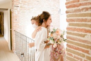 emotion-de-la-mariee-a-la-decouverte-de-son-bouquet-avec-lucile-organisatrice-mariage