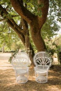 fauteuil-retro-blanc-mariage-en-exterieur